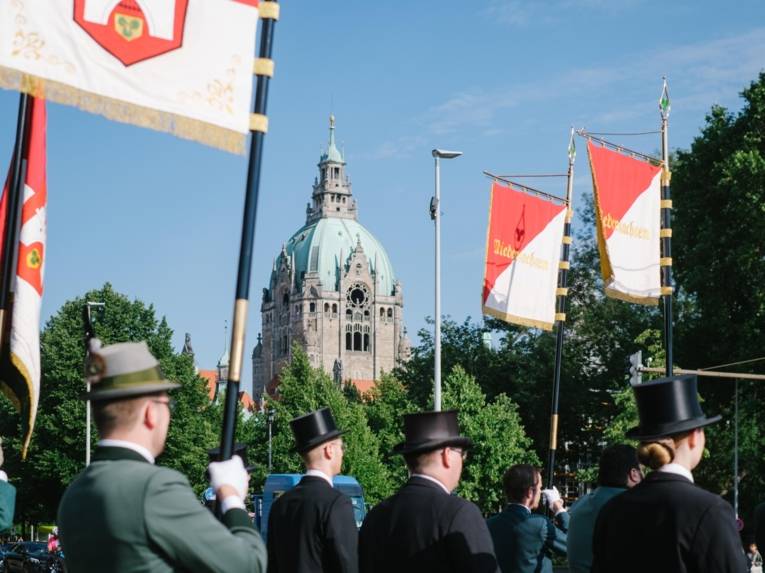 Marschierende Menschen.